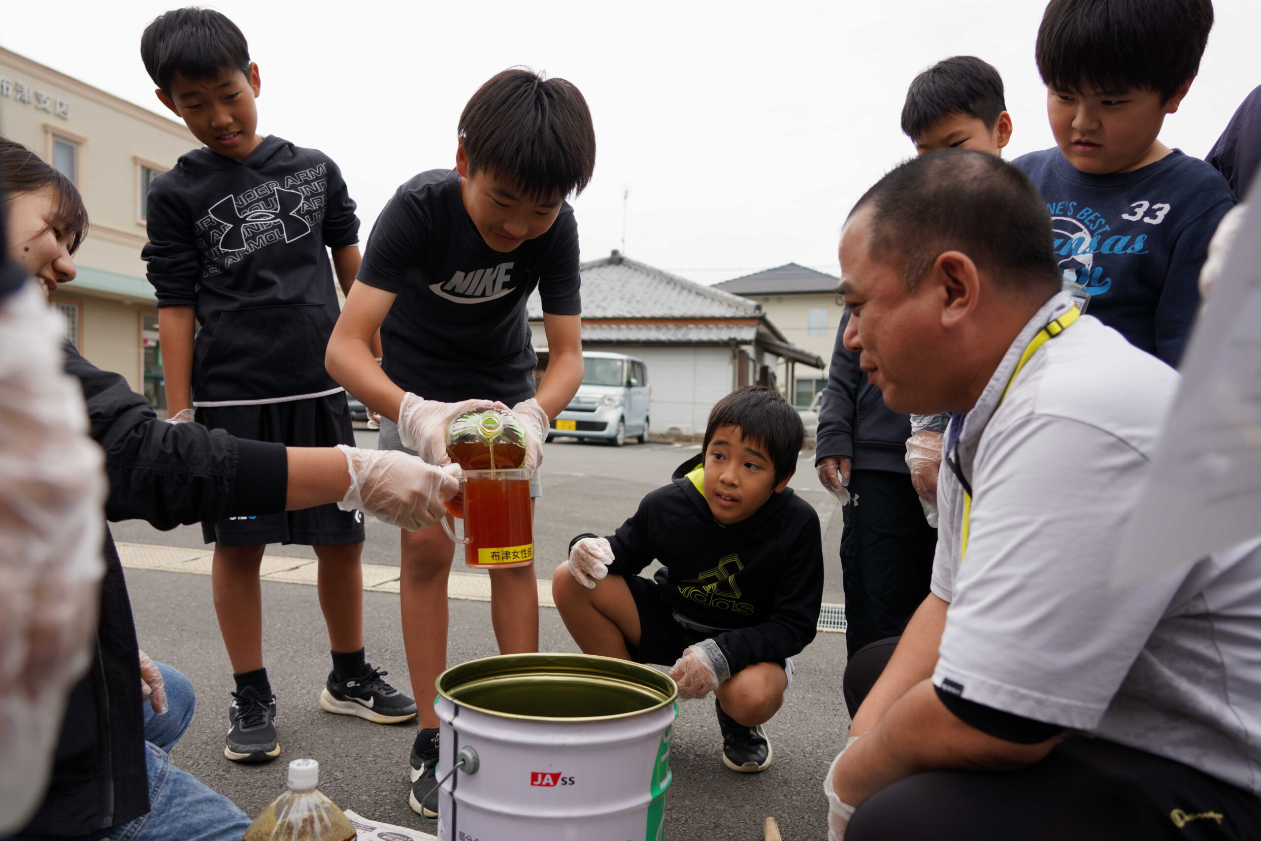 小学生と廃油石けん作り　女性部布津支部